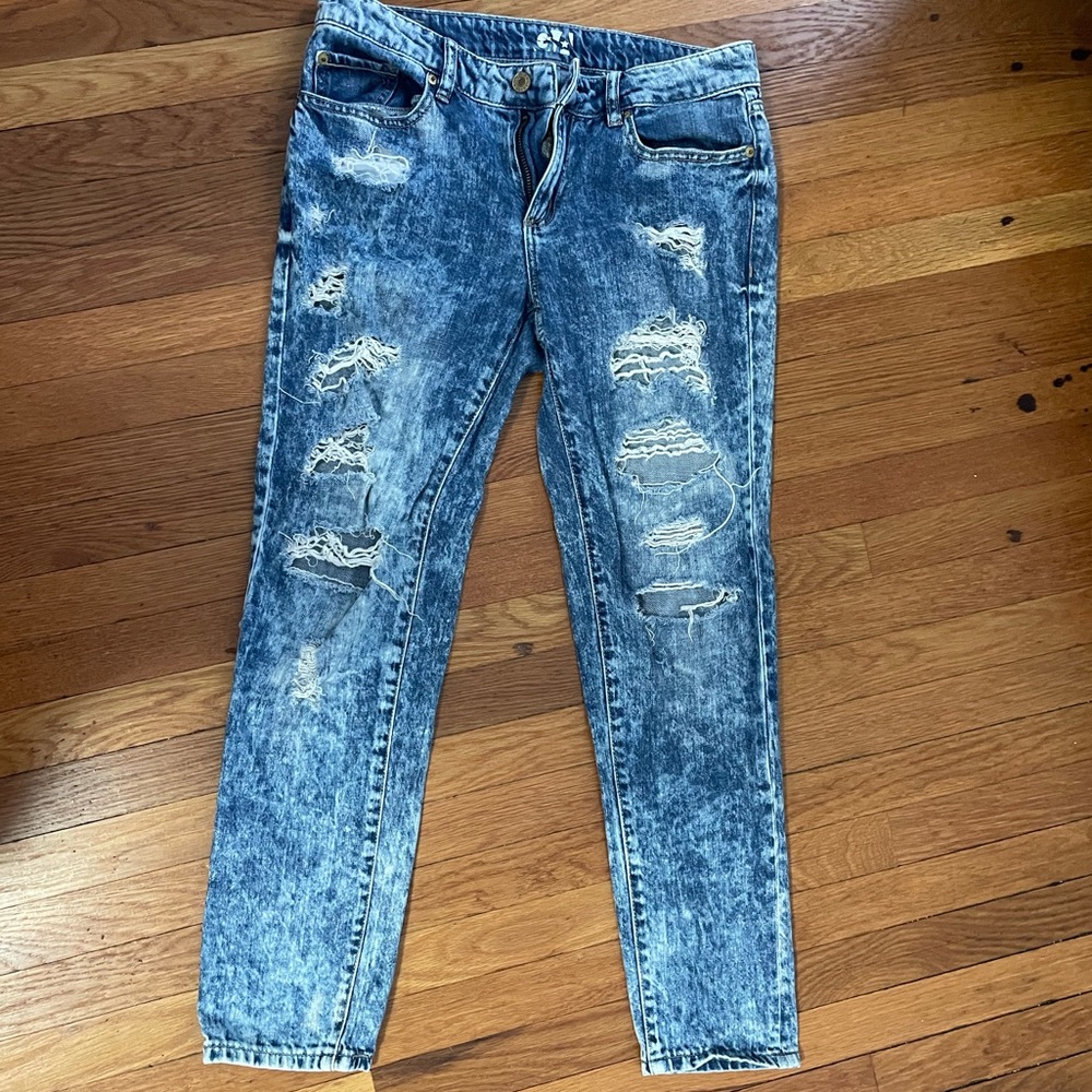 Selling size 3 Garage boyfriend ripped jeans.